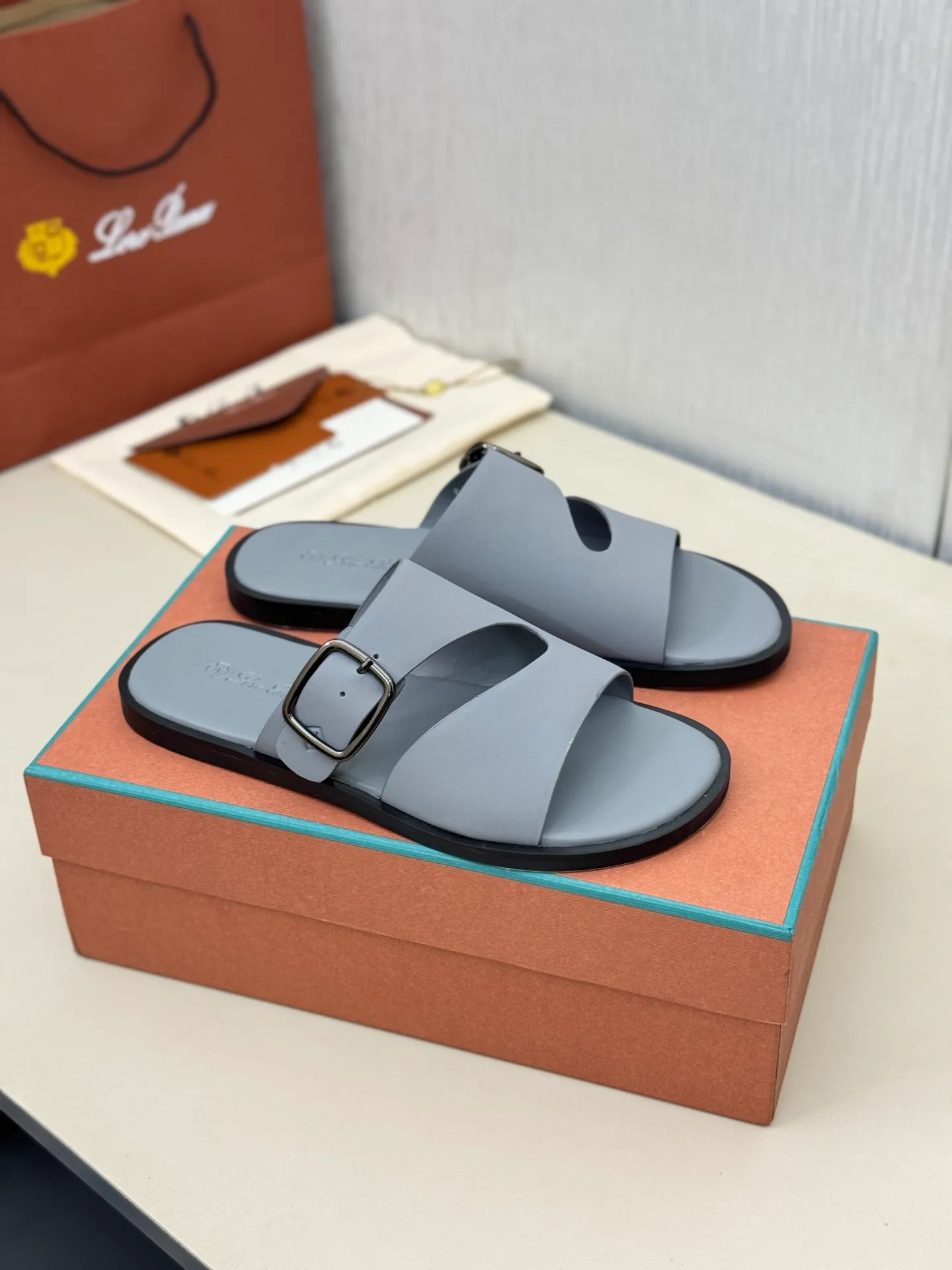 👟👟Ex-factory price 480👟👟 LP Loro Piana*👉Top genuine high-end early spring model👉Buy the original 1:1 copy💯💯💯 Founded the existing Loro Piana company on April 24, 1924. It is now the sixth generation of family business, providing high-quality products to customers who are discerning about taste and quality. ❤️Imported silk calfskin fabric, imported grade A sweat-absorbent and breathable lining 💯💯💯 Purely handmade 💯Authentic packaging Original one-to-one molded outsole The favorite sandals of Middle Eastern tycoons Code number: 38-46 (38, 45, 46 customized)